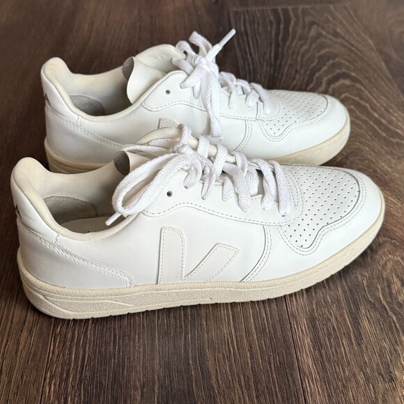Veja - V-10 Sneaker - Picture 1 of 6